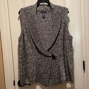 CHAPS 2X Sweater-Vest With Toggle Closure at V-Neckline Black/White Blend